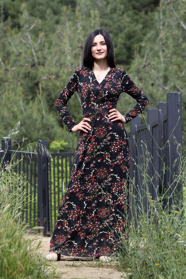 Kadın Siyah Üzeri Kırmızı Çiçekli Uzun Elbise